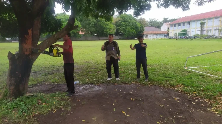 Rektor Unnur Bandung Serahkan Chainsaw untuk Pemeliharaan Lingkungan